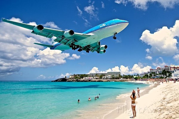 Самолет над морем