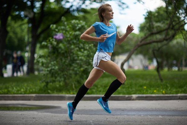 Девушка на пробежке в парке