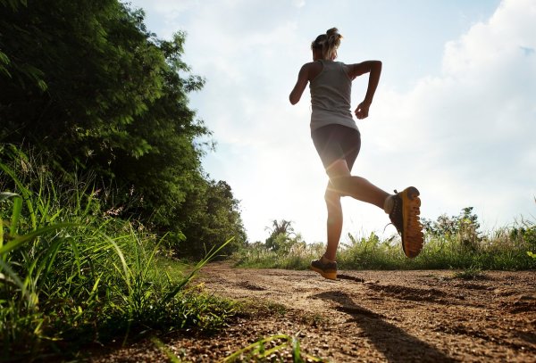 Девушка бежит