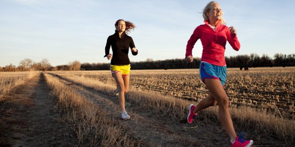 Девушка бежит