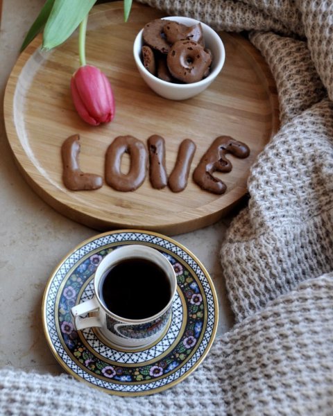 Стакан кофе на фоне города