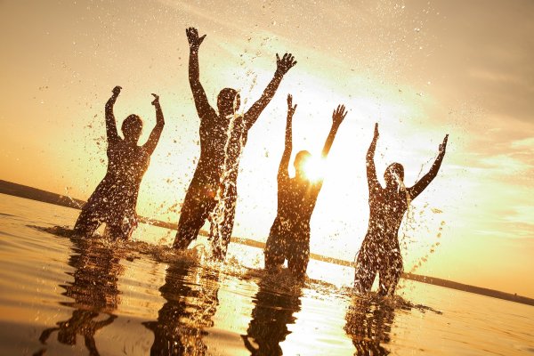 Счастливые люди на море