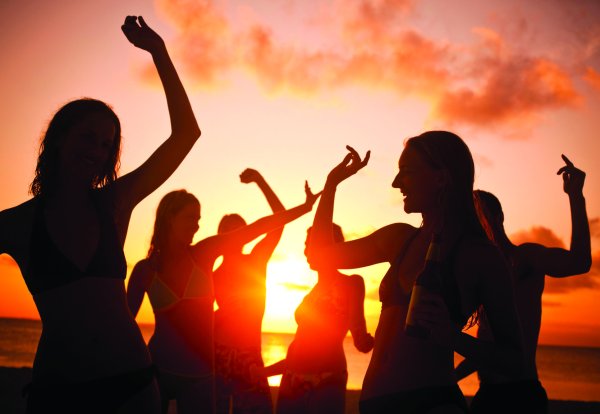 Танцующая девушка