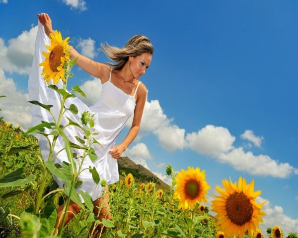 Солнышко и девушка в ярком платье