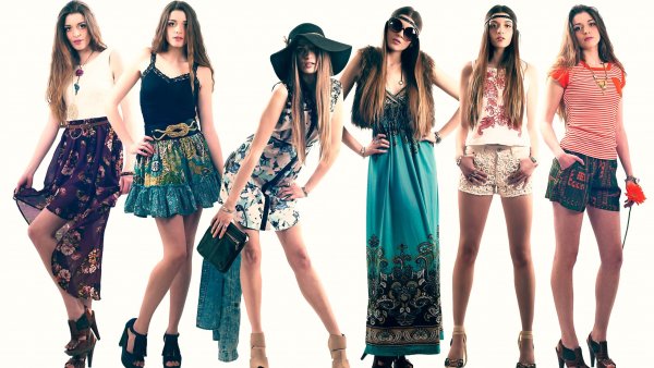 Девушки летом в городе