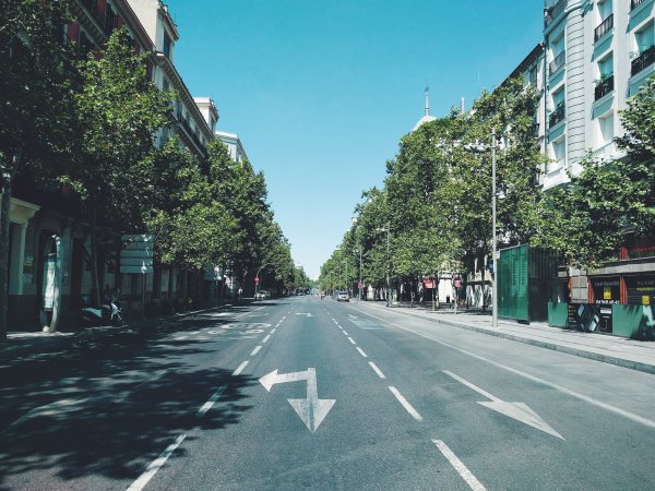 Пустая дорога в городе