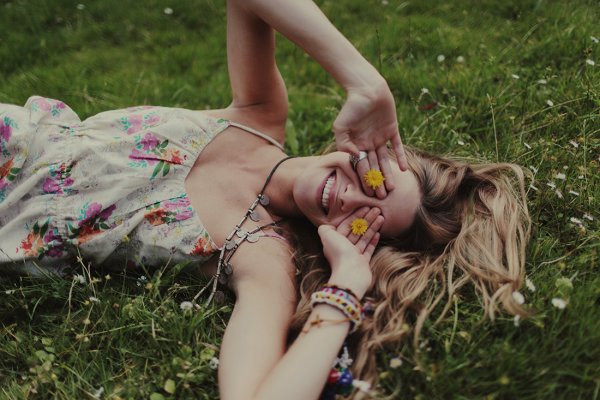 Фотосессия в поле с венком