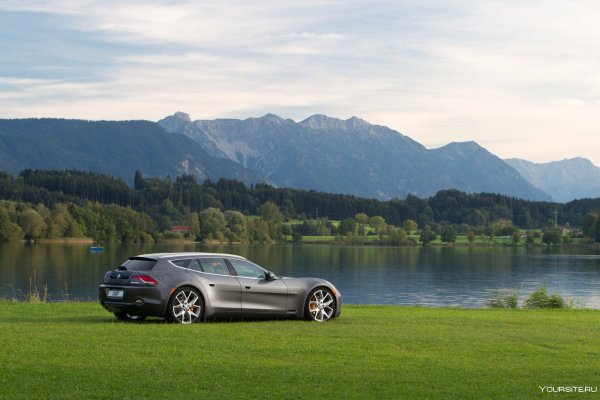 Зеленые машины на траве