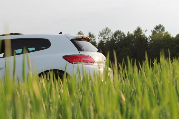 Машина на берегу моря