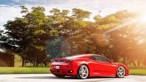 Машина на фоне моря