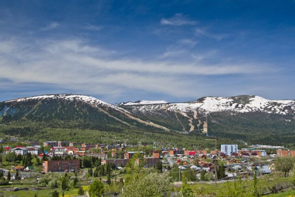 Гора зеленая Шерегеш поселок