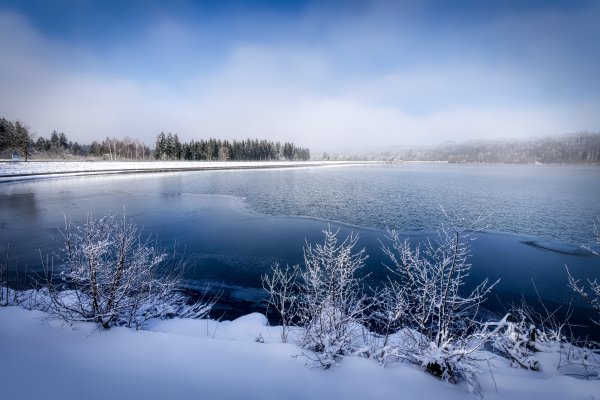 Озеро зимой