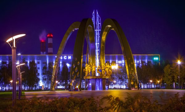 Памятник на площади Нефтяников Сургут