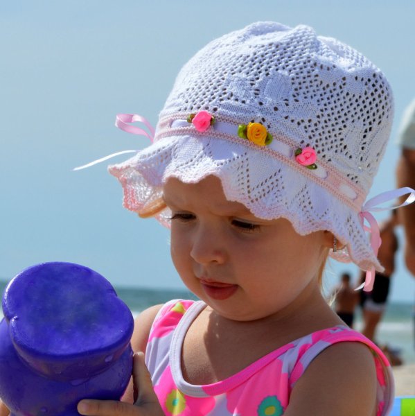Летняя шапка для девочки