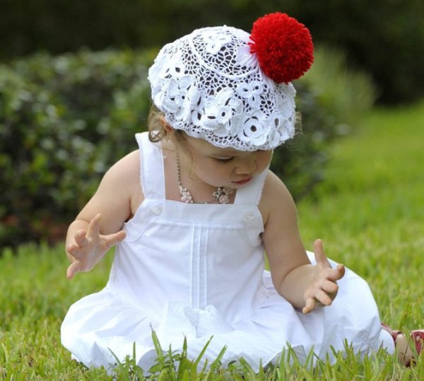 Вязаная летняя шапка для девочек