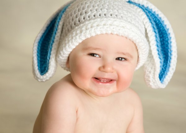 Дети на улице осенью