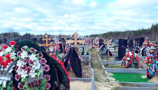 Девушка у могилы солдата