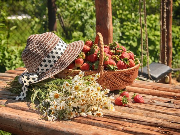 Корзинка с цветами и ягодами
