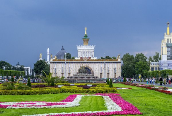 ВДНХ Москва весной
