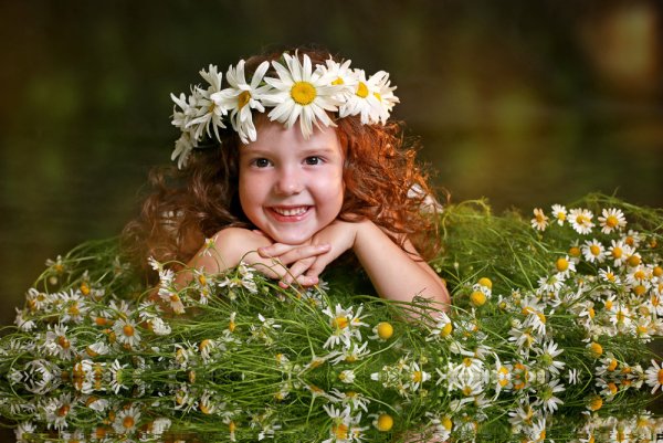 Девушка с венком из ромашек