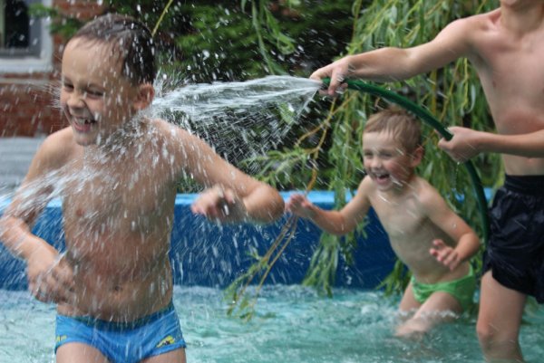 Дети купаются в реке