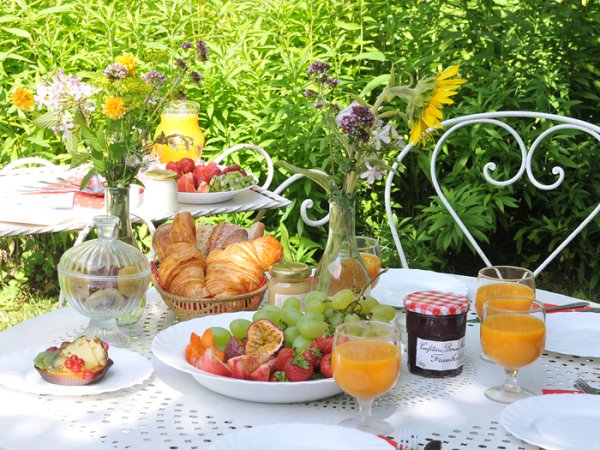 Летний завтрак в саду