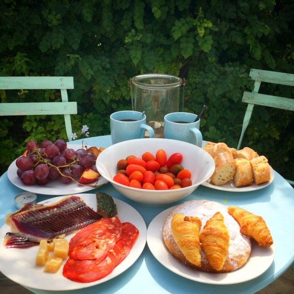 Стол на природе