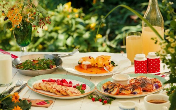 Завтрак в саду