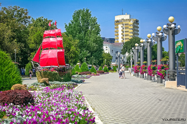 Памятник Алые паруса в Анапе