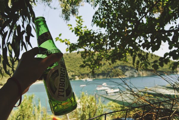 Бутылка пива на природе