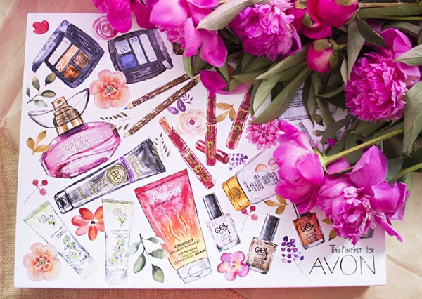 Коробка с новинками эйвон