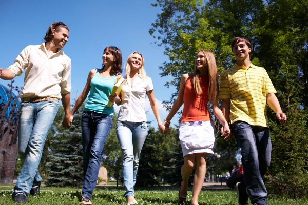 Радостные люди на море