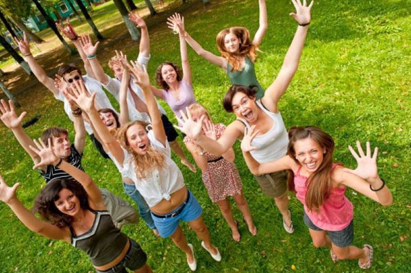 Отдыхающие люди на природе