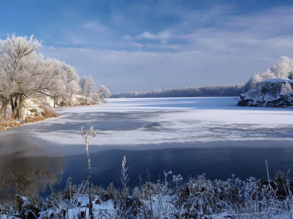 Берег реки зимой