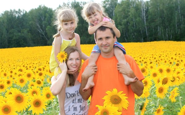 Счастливая семья в деревне