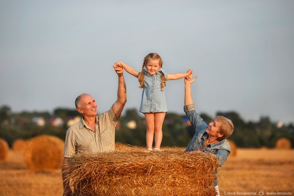 Фотосессия на сене семьей