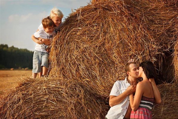Фотосессия в поле с сеном семейная