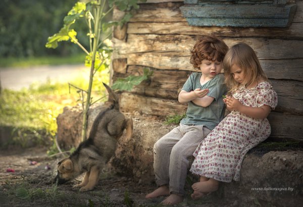 Семья в деревенском доме