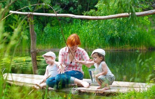 Семья на даче