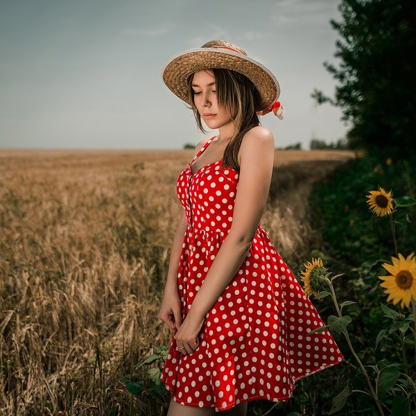 Девушка в шляпке летом