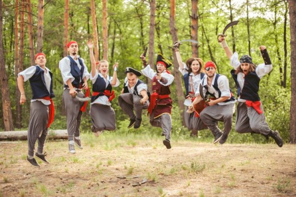 Веселые люди на природе