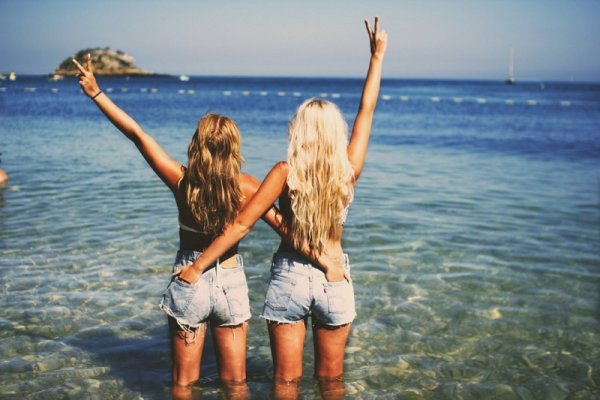 Две девушки в поле