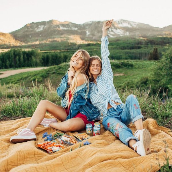 Три девочки на море