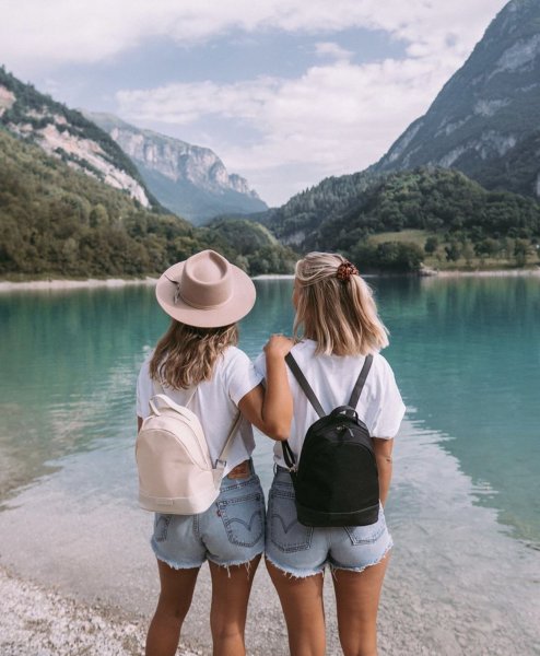 Три подруги в поле