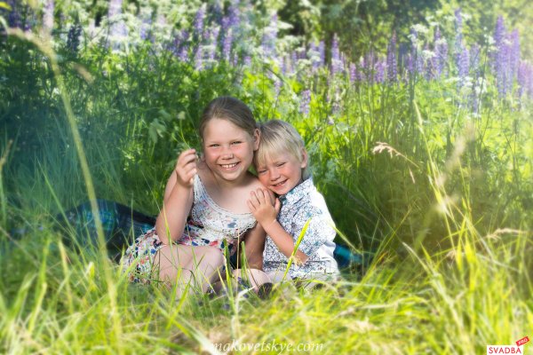 Дети смеются