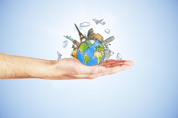 Человек держит планету в руках