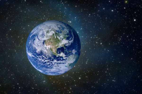 Земля на фоне звезд