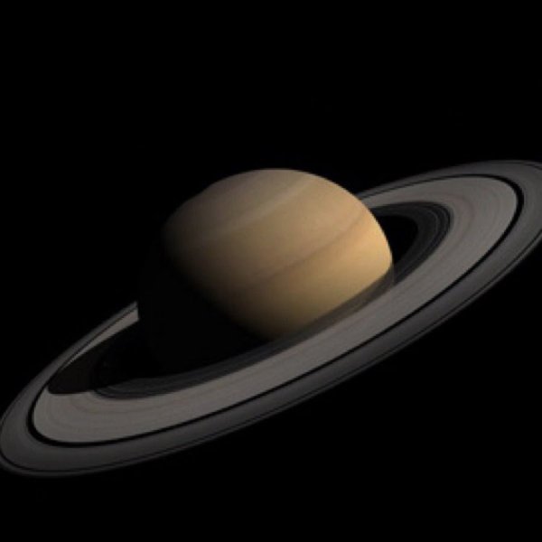 Сатурн на темном фоне
