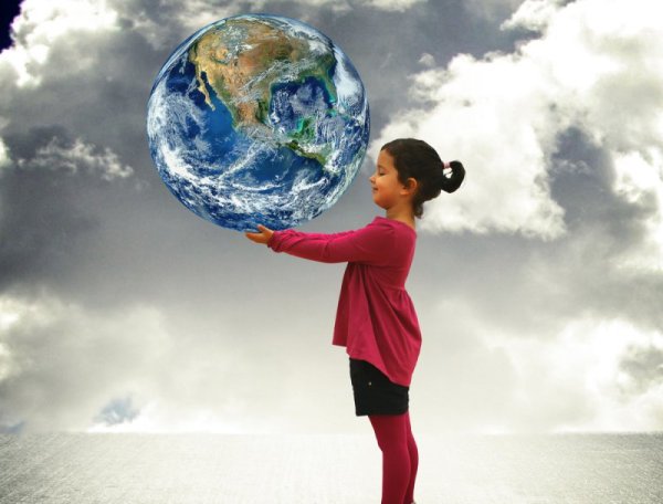 Девочка и земной шар