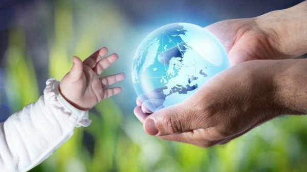Земной шар в руках
